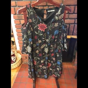 Beautiful light open shoulder Signatuře colection dress sice M